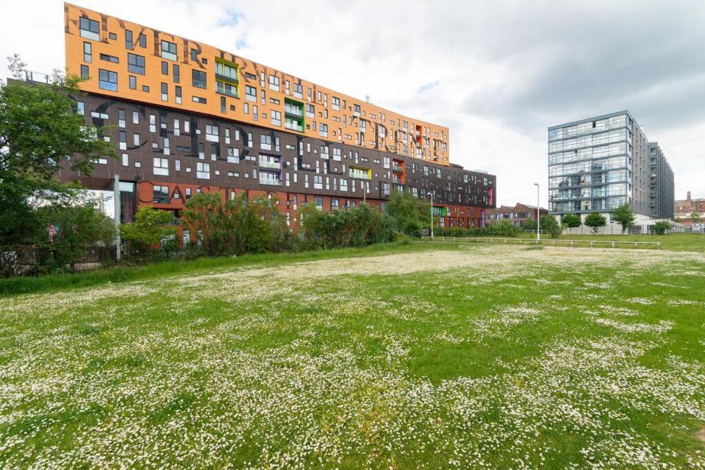 Superhost - Beautiful Canal Facing Apartment *